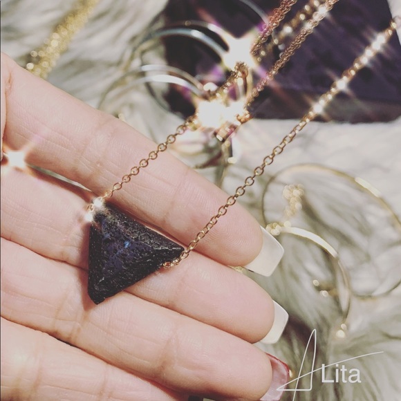 Triangle necklace - Picture 3 of 3